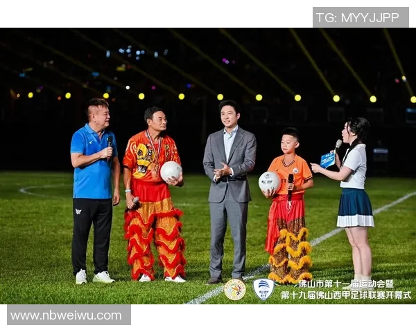 香港足球明星队霍启山携手球迷共创辉煌未来展现足球热情与团结精神